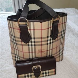 Burberry matching purse and wallet
